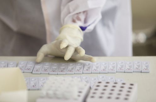 No hay un test perfecto. Todos tienen sus ventajas y sus inconvenientes. Ya hemos explicado en qué consistían los tres tipos de test: PCR, anticuerpos y antígenos. Estos últimos se han puesto de moda después de que la Comunidad de Madrid anunciara su uso masivo.