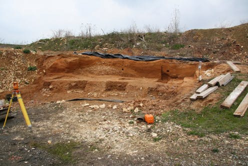 La geocronología es fundamental para la arqueología actual. Se dedica a establecer la antigüedad de las ocupaciones humanas prehistóricas mediante métodos basados en procesos físicos y químicos. Al igual que un arqueólogo estudia objetos, artefactos y residuos derivados de la presencia humana antigua, el paleontólogo analiza los restos fósiles y el paleoantropólogo los fósiles humanos, hay geocronólogos, que están especializados en la datación numérica de yacimientos.
