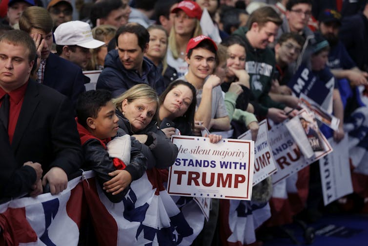 Lots of people at a 2016 Trump rally.