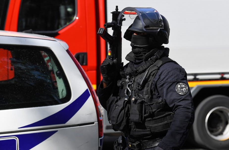 Policier des forces spéciales devant Charlie Hebdo