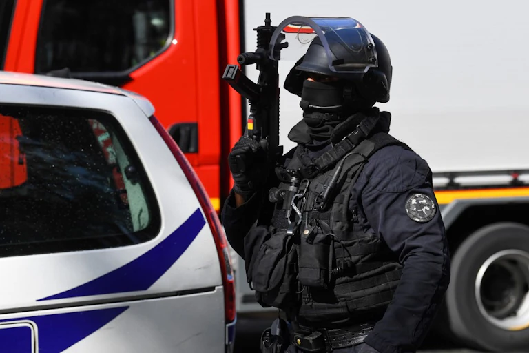 Policier des forces spéciales devant Charlie Hebdo