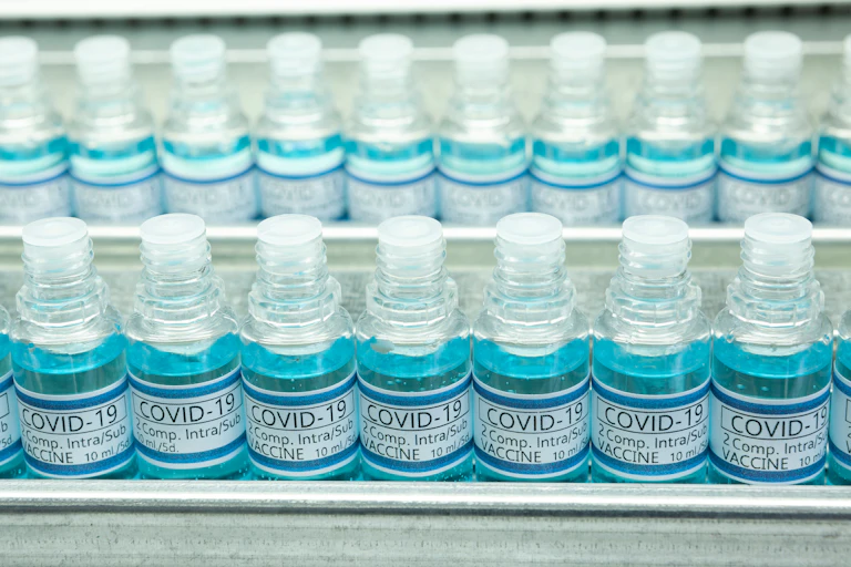 Línea de producción de vacunas. Frascos con la etiqueta COVID-19