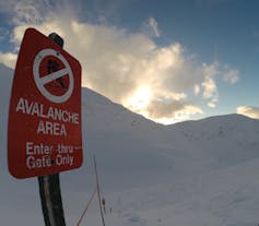 A red avalanche warning sign.