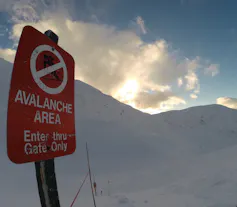 A red avalanche warning sign.