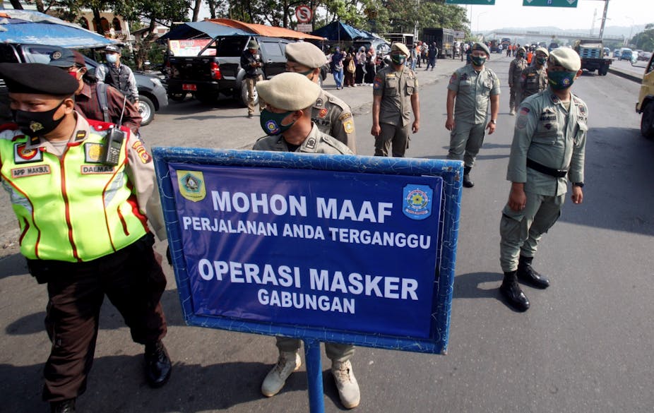 Petugas gabungan militer, polisi dan pamong praja melakukan razia masker di Bogor, Jawa Barat