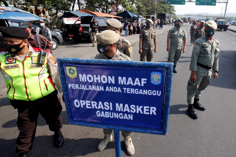 Petugas gabungan militer, polisi dan pamong praja melakukan razia masker di Bogor, Jawa Barat
