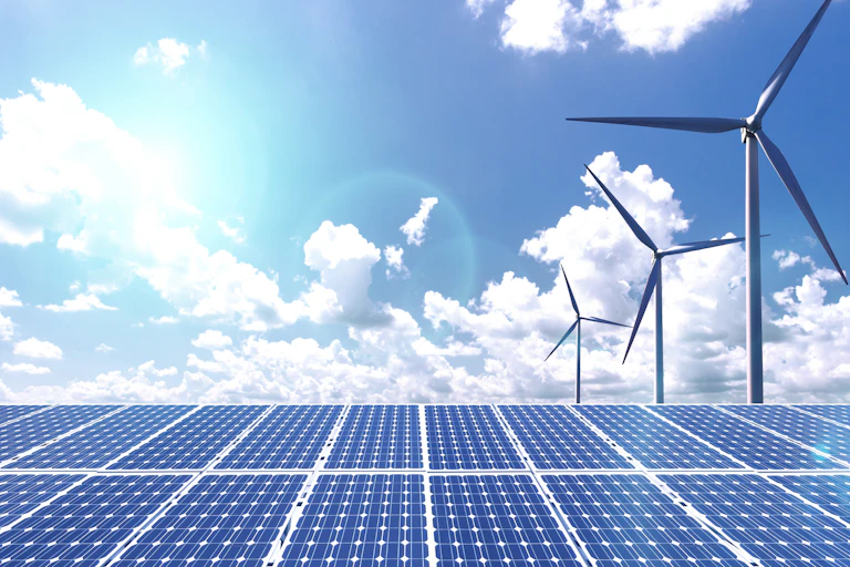 Paneles solares y generadores eólicos.