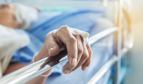 “Estamos valorando si llevar a su padre a la UCI. Tiene 72 años: ¿cómo es su forma de vida? ¿Tiene una vida útil? ¿Hace algo productivo?”