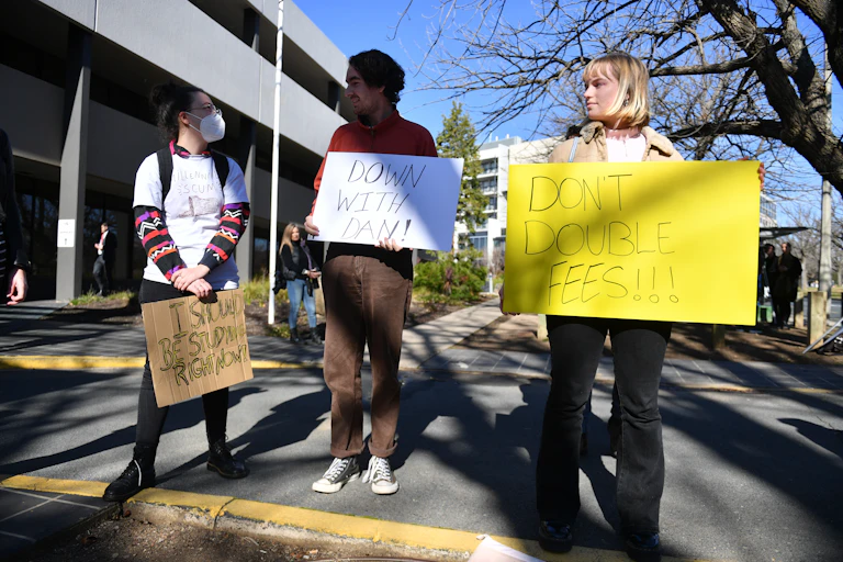 Stduents protest against the government's changes to higher education
