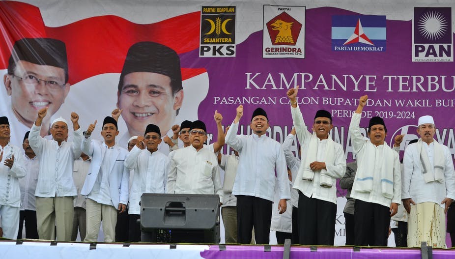 Kandidat politik di atas panggung pada acara kampanye di Jawa Barat, Indonesia