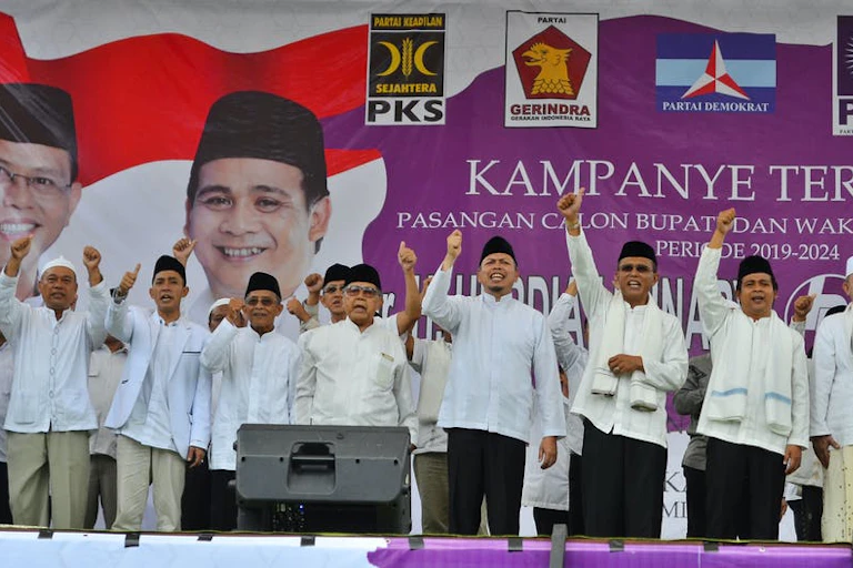 Kandidat politik di atas panggung pada acara kampanye di Jawa Barat, Indonesia