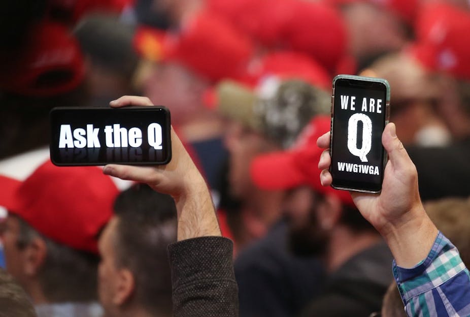Des partisans du président Donald Trump brandissent leur téléphone avec des messages faisant référence à la théorie de conspiration des Qanons lors d'un rassemblement de campagne le 21 février 2020. 