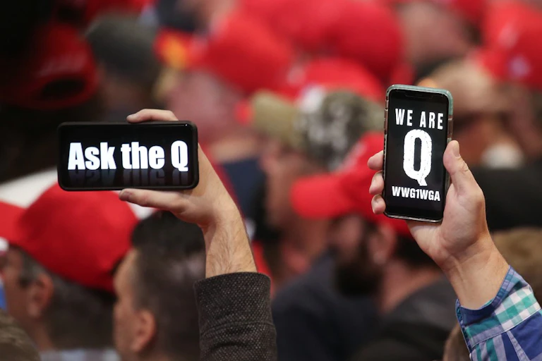 Des partisans du président Donald Trump brandissent leur téléphone avec des messages faisant référence à la théorie de conspiration des Qanons lors d'un rassemblement de campagne le 21 février 2020.