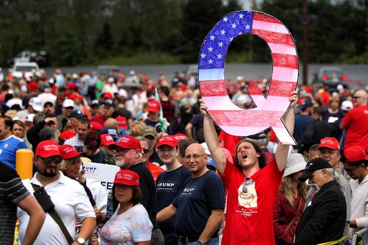 Un panneau « Q » brandi dans un meeting de Donald Trump