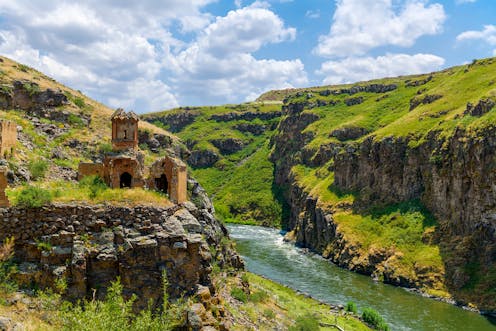 Hace 50 años, la teoría de la tectónica de placas revolucionó la geología. Este nuevo marco conceptual permitió entender la formación de los continentes y los océanos, así como la distribución de volcanes y montañas.