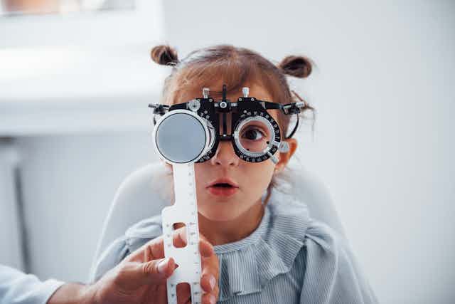 Una niña con unas gafas de optometría..
