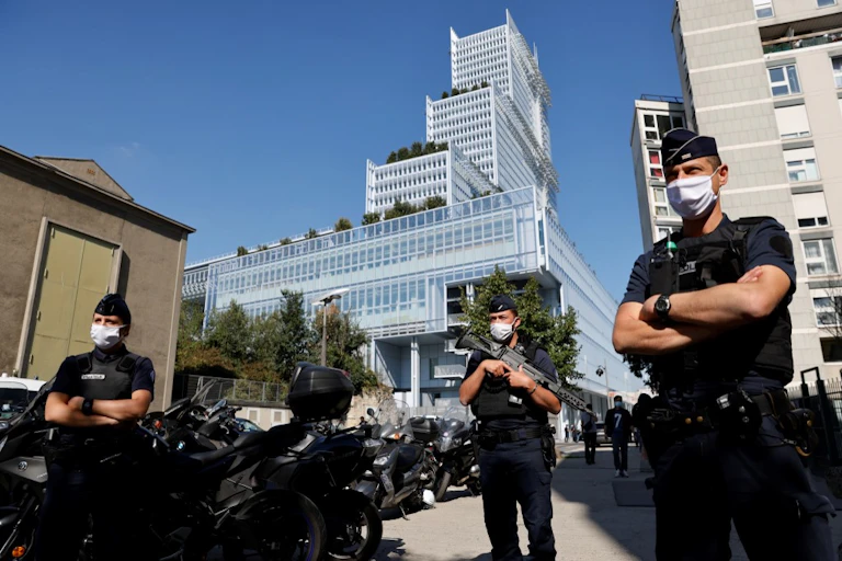 Police devant le tribunal de justice à Clichy