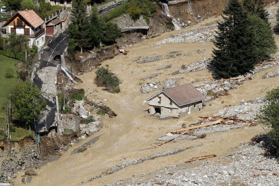 Maison encerclée par les eaux dans les Alpes-Maritimes