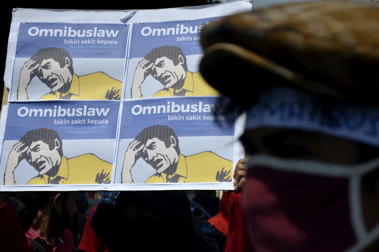 Sejumlah buruh dan mahasiswa berunjuk rasa di Makassar, Sulawesi Selatan
