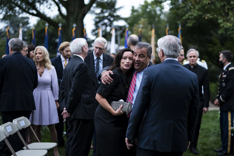 Guests in close contact in the Rose Garden.