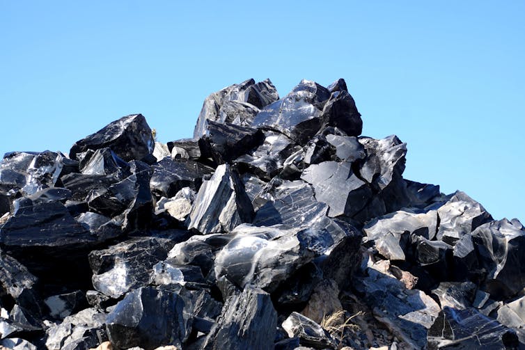 Pila de rocas negras brillantes