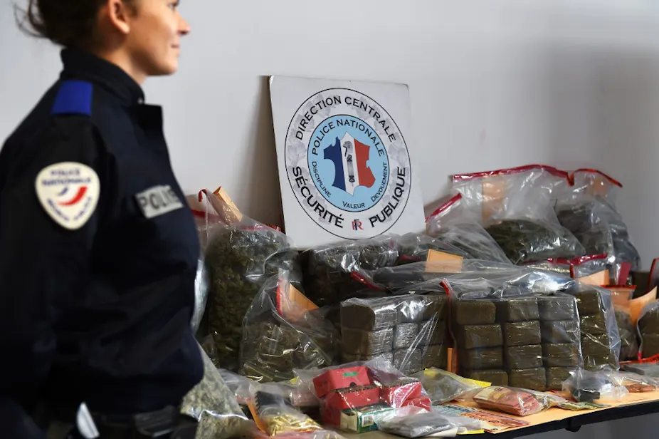 74 kg de cannabis, de munitions et de billets de banque