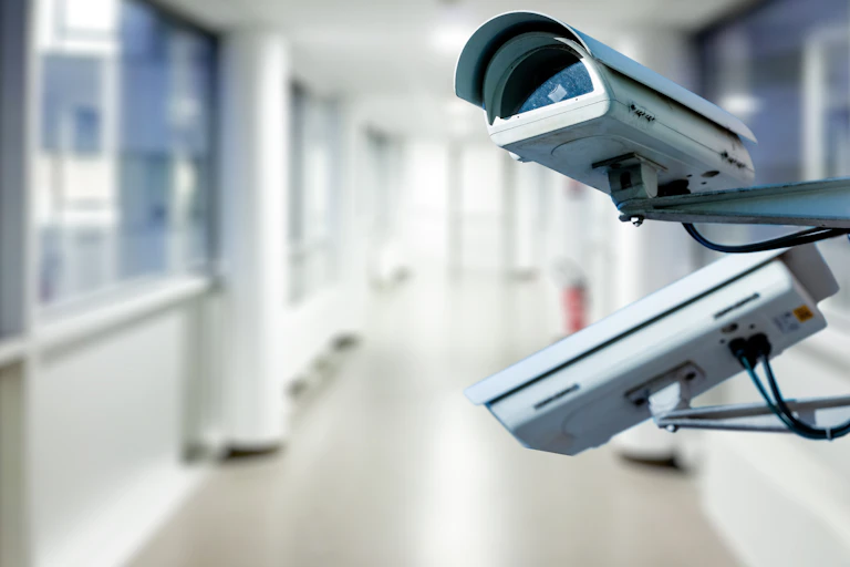 Cámaras de seguridad en un pasillo de hospital.