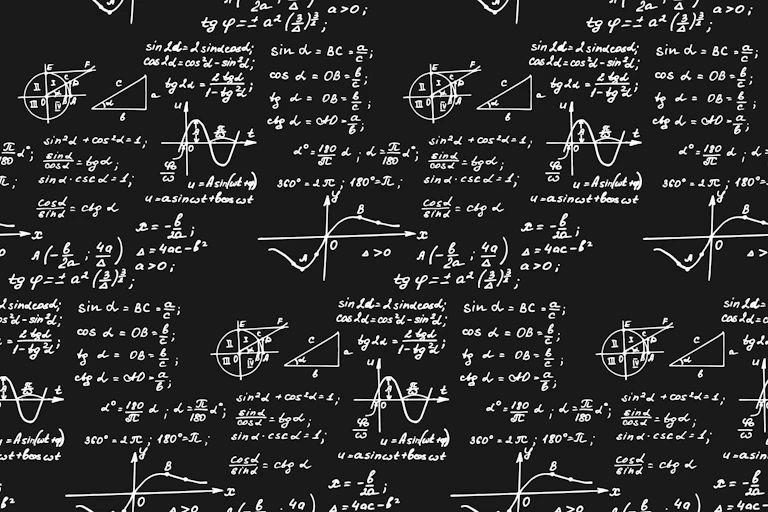 Pizarra con fórmulas matemáticas escritas.