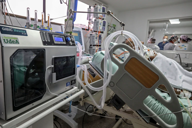 Un homme à l'hôpital sous respirateur