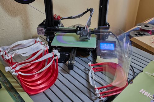 Durante el estado de alarma decretado en España durante la pandemia surgió el colectivo Coronavirus Makers. Sus redes de voluntarios diseñaron, imprimieron y distribuyeron equipos de protección individual y materiales sanitarios impresos en 3D. El éxito se debió la existencia de un asociacionismo previo a la crisis sanitaria y el uso intensivo de formas de coordinación a través de aplicaciones como Telegram.