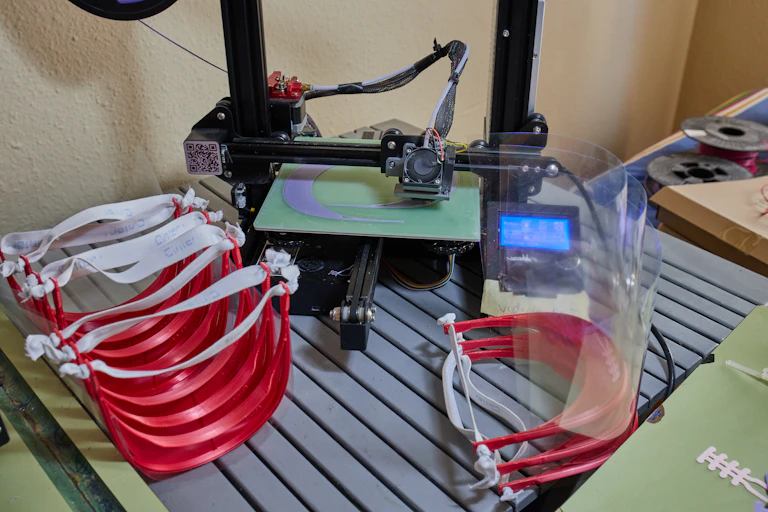 Impresora 3D y pantallas faciales.