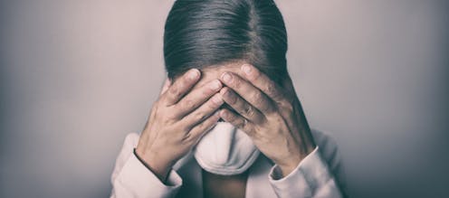 Los síntomas más habituales de la COVID-19 son la fiebre, la tos seca y el cansancio. Otros síntomas menos frecuentes que afectan a algunos pacientes son los dolores y molestias, la congestión nasal, el dolor de cabeza, la conjuntivitis, el dolor de garganta, la diarrea, la pérdida del gusto o el olfato y las erupciones cutáneas o cambios de color en los dedos de las manos o los pies.