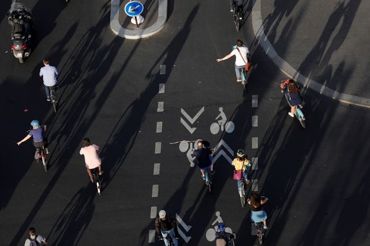 Des cyclistes sur la place de la Bastille à Paris