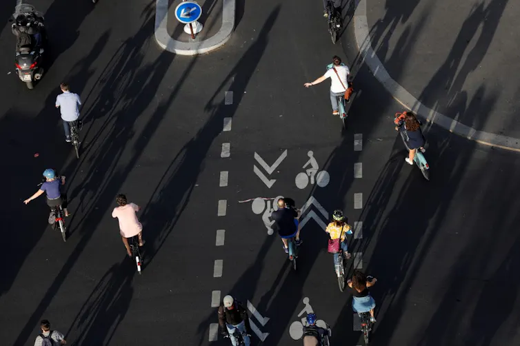 Des cyclistes sur la place de la Bastille à Paris
