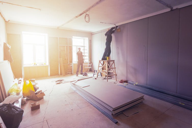 Que faire pour que la transition énergie-climat devienne enfin l’affaire de tous ? 10 Ouvriers du bâtiment sur un chantier de rénovation