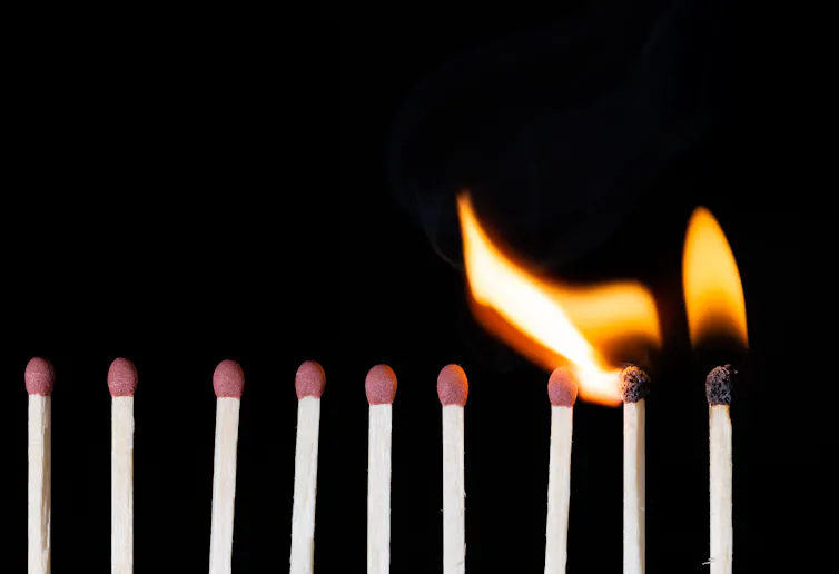 Fila de diez cerillas, tres de las cuales están ardiendo.