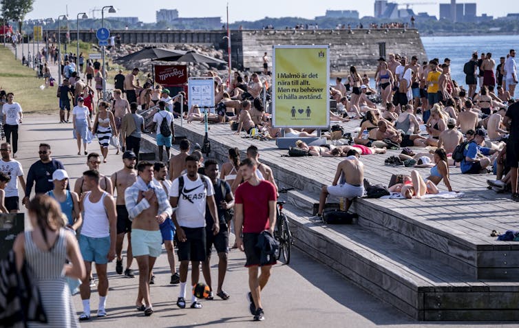 Picture of a crowded beach in Sweden.