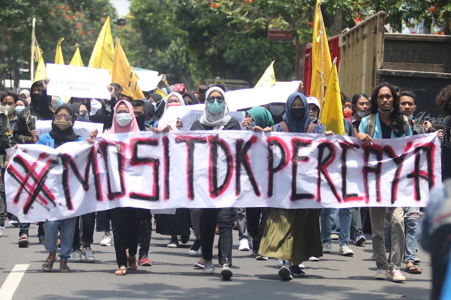 Sejumlah mahasiswa berunjuk rasa menuju gedung DPRD Kediri, Jawa Timur.