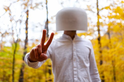 El advenimiento de la pandemia de COVID-19 ha traído la muerte a cientos de personas en Irán por ingesta de metanol. Cayeron en la trampa de considerarlo un remedio preventivo y terapéutico frente a la infección por SARS-CoV-2, un bulo difundido a través de redes sociales.