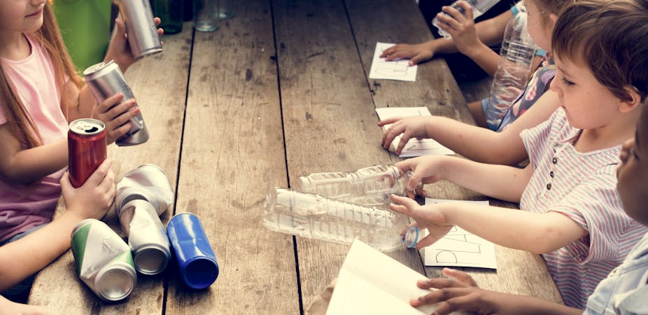 Enfants triant des canettes et bouteilles en plastique usagées