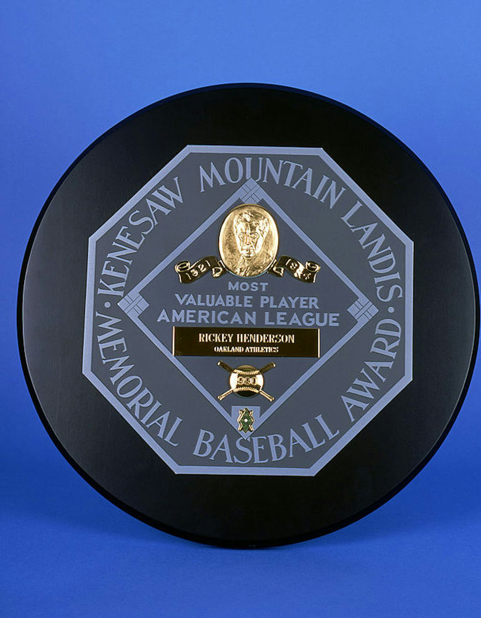  Otorgado al jardinero de los Atléticos de Oakland Rickey Henderson, el Premio al Jugador Más Valioso de la Liga Americana de 1990 destaca el nombre de Kenesaw Mountain Landis.