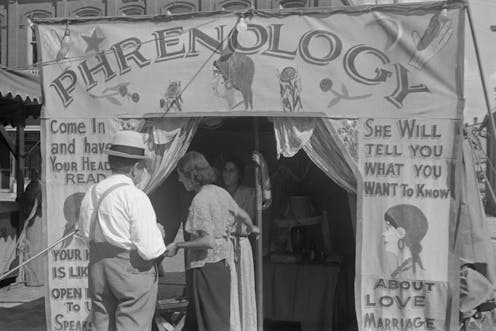 Samuel Langhorne Clemens (1835-1910) es más conocido por su seudónimo Mark Twain. El famoso escritor norteamericano fue lo que ahora llamaríamos un escéptico. Despotricaba de los clarividentes, las adivinas que leían la palma de la mano, las entidades sobrenaturales y cualquiera que promoviera absurdos médicos y estafas pseudocientíficas. ¡Cuánta falta nos haría ahora su ironía punzante! A él se le atribuye la famosa frase: «Es mejor tener la boca cerrada y parece estúpido que abrirla y disipar la duda».