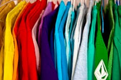 Close-up de camisas de diferentes colores colgadas en un armario