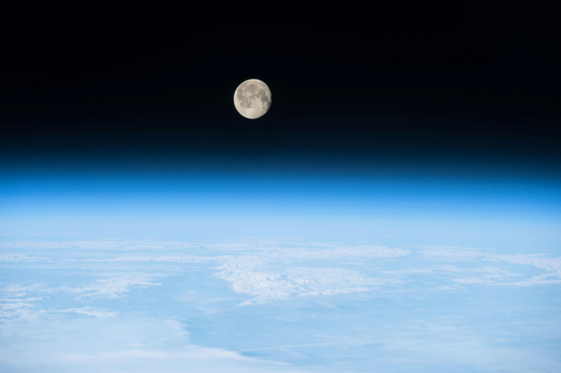 Луна в атмосфере земли