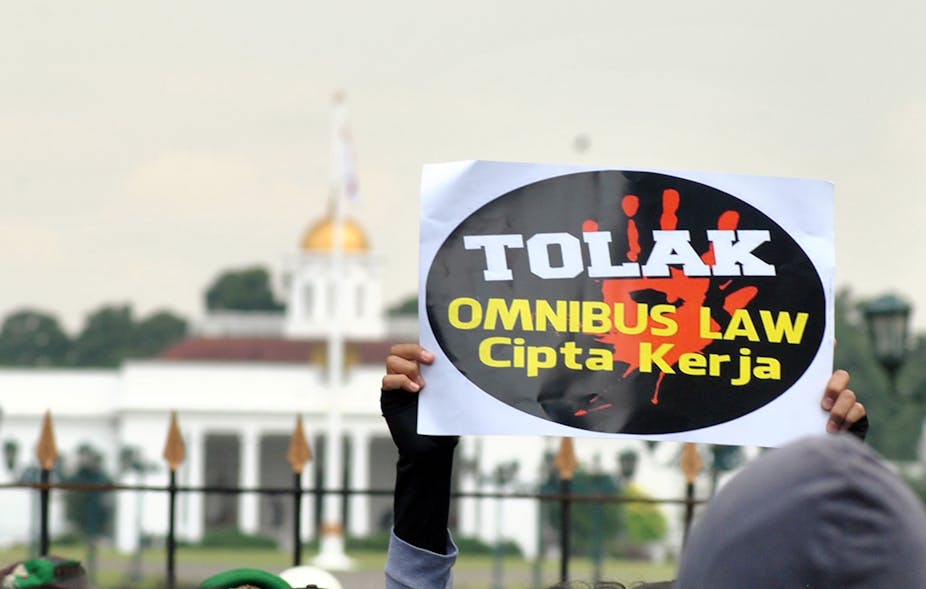 Sejumlah mahasiswa menggelar aksi unjuk rasa di depan Istana Kepresidenan, Kota Bogor, Jawa Barat