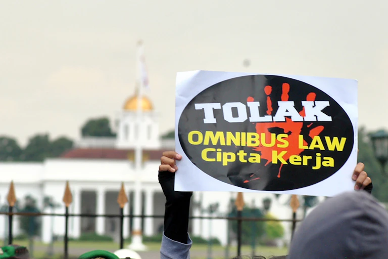 Sejumlah mahasiswa menggelar aksi unjuk rasa di depan Istana Kepresidenan, Kota Bogor, Jawa Barat