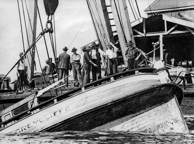 _Greycliffe_, lifting the wreck of the ferry. The heavy lifting gear of the SHT steam sheerlegs is used to bring the hull section to the surface. From the Graeme Andrews ‘Working Harbour’ Collection, courtesy of the City of Sydney Archives.