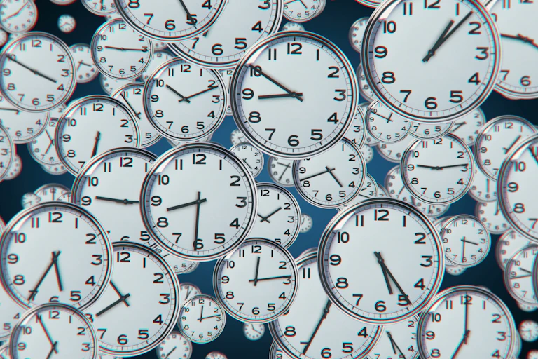 Muchos relojes marcando horas diversas flotando en el aire.