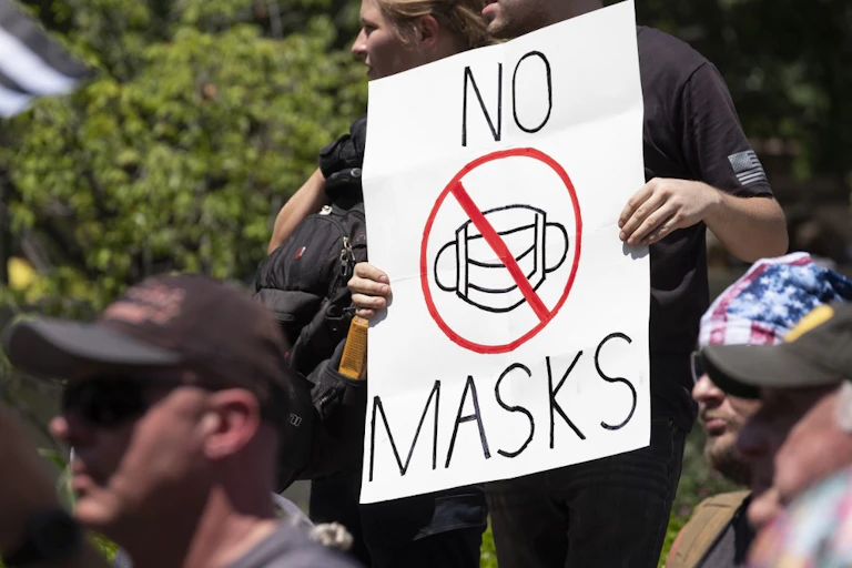 Un manifestant anti-masque brandit une pancarte le 18 juillet 2020 à Columbus, Ohio.