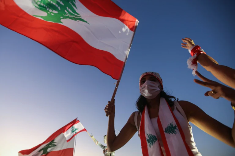 Un libanais lève un drapeau national lors d'une manifestation